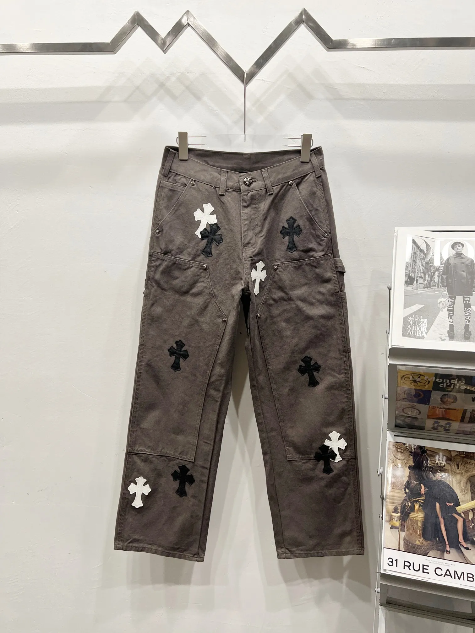 P260 Style number: (c038) Chrome hearts Cross patch leather jeans workwear logging pants Chrome hearts logging pants are here! ! ! CH Croix Heart Double Knee Cross Patch Leather Bo1 Style Logging Pants Straight-leg Work Pants B136 Croix Heart Cross Sanskrit Overalls Price 4W Level, Patched Cross Pattern Decoration, High Waist Washed Jeans! ! Absolutely high-end luxury products, 1.9W level god-level single products, super popular products, made by top heavy industry, not to be missed. About Zangyin, this is an extremely luxurious fashion brand, which can also be called the nobles of the high street. It has always been an exclusive brand of some hipsters or rich second generation. Compared with ordinary high streets, it is more luxurious and noble. Compared with luxury brands, it has a more fashionable personality and has always been a brand that I have a special liking for. Imported yarn is custom-woven into a high-density twill canvas, which ensures a crisp silhouette while also making the fabric feel very delicate. It follows the B01 classic silhouette, with a crisp and stylish upper body. The ready-made garments are stone-ground and fermented and can be matched with any style. Buttons and zinc are washed with genuine YKK retro metal products. Double-layered canvas on the front. Perfect details. All hardware is perfect. Size: s-XXL Color: Gray